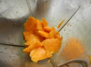 芒果切丁放搅拌机里
