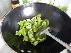 锅里加入油加入青菜