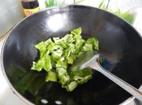 锅里加入油加入青菜