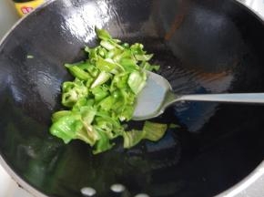 青椒炒变色