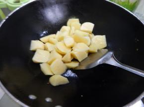 锅里加入油加入土豆