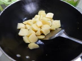 锅里加入油加入土豆