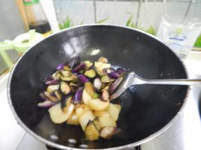 加入茄子炒匀