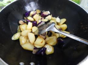 快速翻炒两分钟