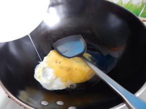 锅里加入油加入鸡蛋