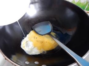 锅里加入油加入鸡蛋