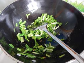 锅里加入油加入韭菜