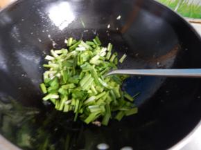 锅里加入油加入韭菜