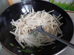 炒匀后加入年糕