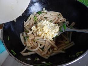在加入炒过的鸡蛋