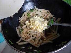在加入炒过的鸡蛋