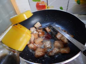 煎出油加入酱油