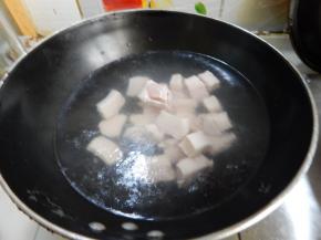 加入料酒水里焯一下水