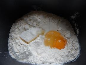 面粉加入白糖加入鸡蛋