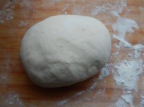 面粉加入水加入酵母柔发，排气