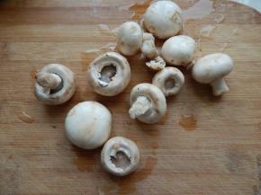 蘑菇清洗干净，切片