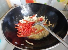 炒至变色加入红椒炒