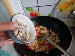 在加入蘑菇及盐