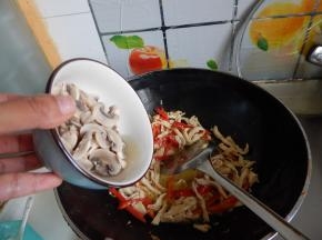 在加入蘑菇及盐