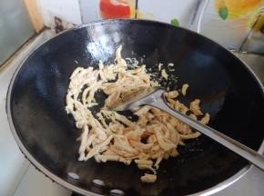 锅里放油放鸡肉炒