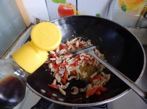 在加入生抽炒匀
