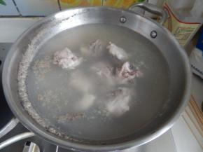 排骨加入清水里加入料酒焯一下水