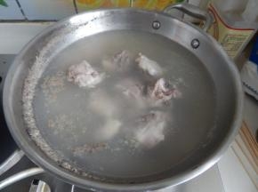 排骨加入清水里加入料酒焯一下水