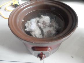 然后清洗干净加入炖锅里