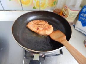 一面煎五分钟翻面煎