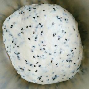 除盐，黄油黑芝麻外所有材料混合揉到扩展状态。加入盐和黄油揉到完全，最后几分钟加入提前炒熟的黑芝麻揉匀。