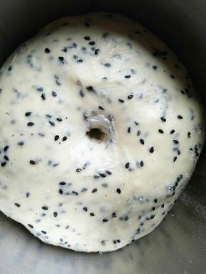 滚圆后进行基础发酵到大约两倍大，手戳无回弹不塌陷