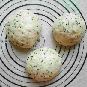 发酵完毕均分成三等份，滚圆盖保鲜膜松弛15分钟