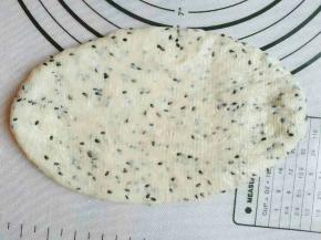 取一份用排气擀面杖擀成牛舌状