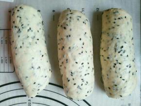 由上下卷起，大约2圈，保鲜膜盖起松弛15分钟