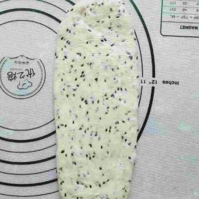 再次擀成牛舌状，翻面后从上往下卷起2.5-3圈