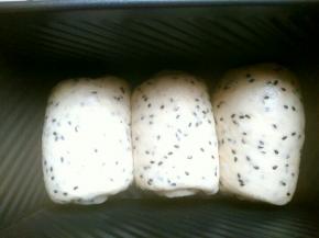 收口朝下，排入学厨黑金刚不沾土司盒