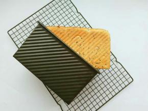 预热烤箱175度，中下层上下火烤30分钟出炉。震一下倒出放凉至手温密封保存。