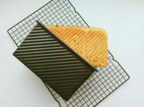 预热烤箱175度，中下层上下火烤30分钟出炉。震一下倒出放凉至手温密封保存。