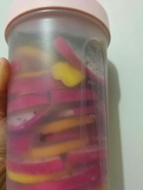 柠檬切片，火龙果去皮切片，先放柠檬片再放火龙果片 ，依次叠放最后一片是柠檬片放上冰糖撒上薄荷叶倒入矿泉水盖上盖子放冰箱冷藏2小时以上。中途记得摇晃一下，糖才会混合到水里