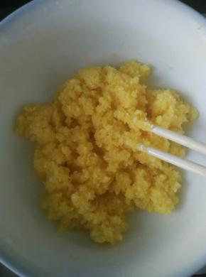 黄油隔热水溶化后，加入椰蓉，奶粉，糖粉，鸡蛋液搅拌均匀，取其中六分之一份加入1.5克的抹茶粉搅拌均匀后，馅儿放冰箱冷藏待用