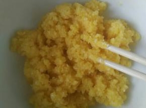 黄油隔热水溶化后，加入椰蓉，奶粉，糖粉，鸡蛋液搅拌均匀，取其中六分之一份加入1.5克的抹茶粉搅拌均匀后，馅儿放冰箱冷藏待用