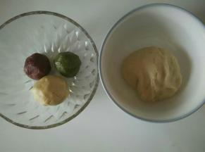 油皮所有材料混合均匀，揉出扩展阶段。平均分成两份，一份再平均分成两份，分别加入3.5克的红曲粉和3.5克的抹茶粉。揉好后盖保鲜膜进行松弛20分钟。油酥材料混合均匀后也盖保鲜膜进行松弛20分钟