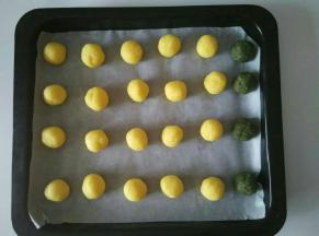 从冰箱里取出微微发硬的椰蓉馅，平均分成24份搓圆