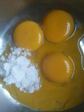 蛋黄，蛋白分别打入两个容器，蛋白的容器要求无水无油。蛋黄中加入40克细砂糖隔温水加热，边加热边用手动打蛋器搅拌。至蛋液达到38度左右时离火