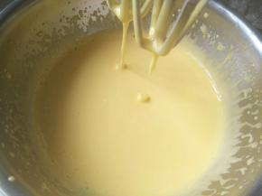 用电动打蛋器中速搅打，一直打到蛋黄液浓稠，提起打蛋器时如绸缎般缓缓流下