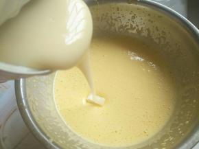 继续加入40克炼乳搅打均匀