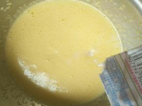 再加入22克牛奶用打蛋器中速搅匀