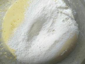 过筛的蛋糕粉加入到蛋黄液，用刮刀搅匀