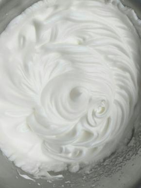 蛋白分两次加入30克细砂糖，用电动打蛋器中速搅打到干性发泡