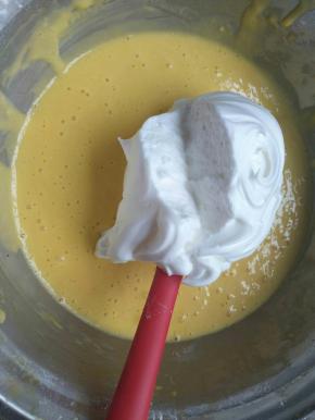 取1/3的蛋白霜加入到蛋黄糊里，用刮刀拌匀